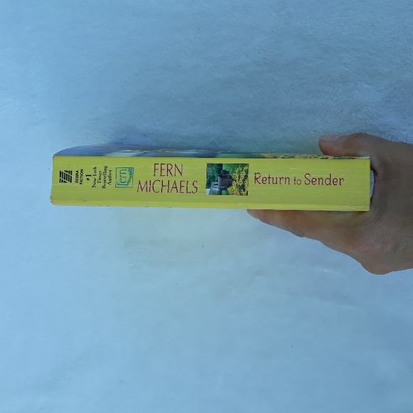 Return To Sender, a paperback book written by Fern Michaels 2010 - Picture 4 of 7